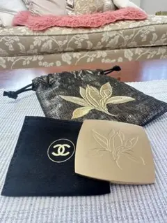「新品未使用」CHANEL サブリマージュ 花 ゴールド刺繍入り巾着ポーチと鏡のサムネイル