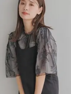 フローラル刺繍フレアスリーブブラウス