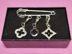 ハンドメイド シルバーカラーのチャーム付き安全ピン 商品番号「HS」