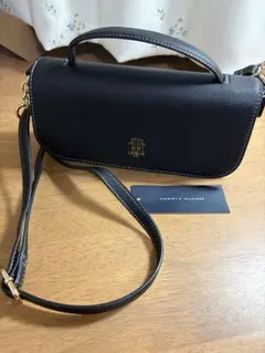 TOMMY HILFIGER ブラックショルダーバッグ