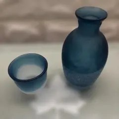 青色ガラス製徳利と杯のセット