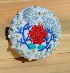 No.13　刺繡ブローチ　梅雨　青と赤のあじさい　くるみボタン