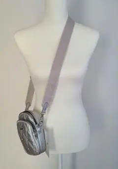 “新品未使用“シルバー キルティング『 スマホショルダーバッグ』