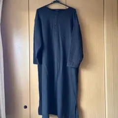 黒のカットソーワンピース 長袖 ボタン付き