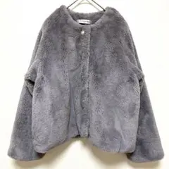 エムズエキサイト　ノーカラージャケットフェイクファー　グレー　ビジュー　秋冬