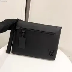 Louis Vuitton ブラック クラッチバッグ
