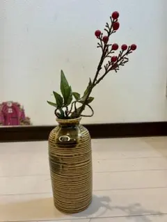 ストライプ模様の陶器製一輪挿し