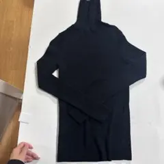 黒いタートルネックニットセーター