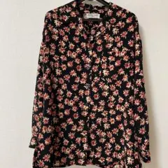 【美品】ほぼ新品 花柄 長袖シャツ 黒のサムネイル