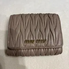 miu miu マテラッセ 三つ折り財布 ベージュのサムネイル