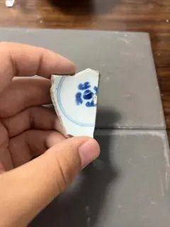 青い花模様 陶器の破片