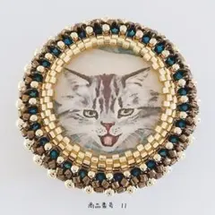 ビーズ刺繍　猫　ブローチ　約3.9×3.9cm　約13g