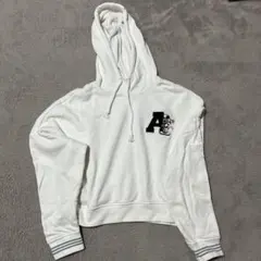 ホワイトフード付きクロップドパーカー Aロゴ付き