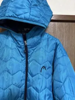 青いキルティングダウンジャケット フード付き