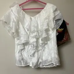 Rienda フリル付きホワイトノースリーブシャツ