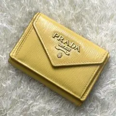 極美品 プラダ ヴィッテロムーブ 三つ折り財布 メタルロゴ イエロー