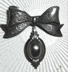 リボン型シルバー色ブローチ