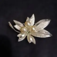 花形シルバーブローチ パール装飾付き
