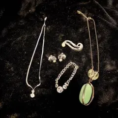 アクセサリー　５点セット ネックレス2本　ブローチ イヤリング　ブレスレット