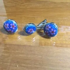 青とピンクの花柄 カフスボタンとネクタイピンセット