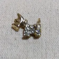 犬型ピンバッチ 金色 ストーン装飾