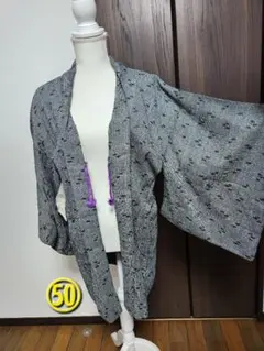 灰色の生地にドット柄のような模様の羽織