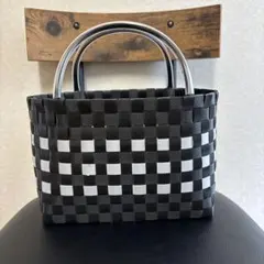 黒と白のチェック柄かごバッグ　プラかごバッグ　PPバンド　プラカゴ　カゴバッグ