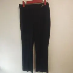 黒のストレートパンツ 金色ロゴ付き