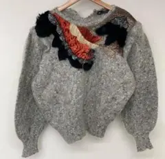 装飾的フリル付きグレーのニットセーター