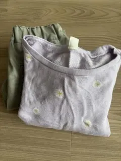 花柄Tシャツとカーキパンツセット