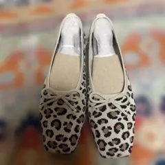 ヒョウ柄リボン付きフラットシューズ