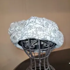 白地に刺繍　大きな花のついたベレー帽