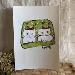 絵画。原画手描き【緑のソファーに赤い蝶ネクタイをした2匹の白い猫ちゃん】