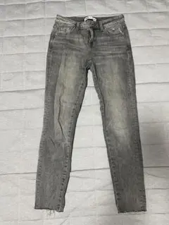 ZARAザラ　グレー色　スキニーデニム　裾切りっぱなし