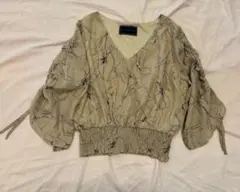 ミコアメリ 花柄トップス ブラウス ベージュ シャーリング Vネック 五分袖のサムネイル