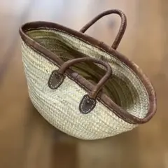 ストローとレザーのオーバル型かごバッグ