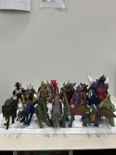 ②ウルトラマン 怪獣 ソフビ フィギュア 14体まとめ売りのサムネイル