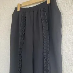 美品　フリルパンツ　黒　ブラック　ゆったり　さらさら　ストレッチ　春夏のサムネイル