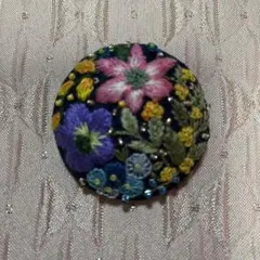ピンクと紫のお花メインの刺繍ブローチ