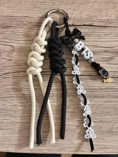 【ハンドメイド♪】BTS ストラップ　白黒　パラコード　ワンコイン⭐︎