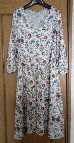 apart by lowrys 花柄 Vネックワンピース