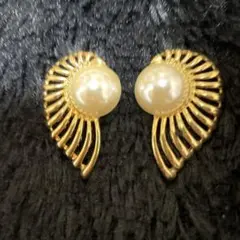 ヴィンテージのゴールドパールデザインイヤリング