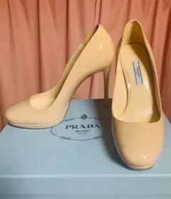 PRADAベージュ エナメルパンプス