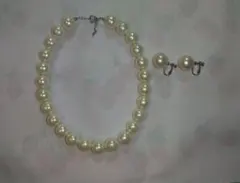 ホワイトクリーム色 ネックレスとイヤリングセット