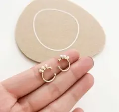 3連パール　イヤーカフ　ゴールド　アクセサリー　レディース