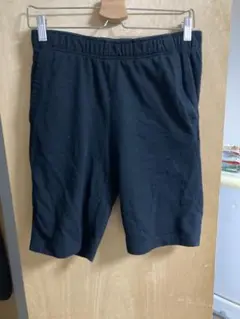 黒のショートパンツ