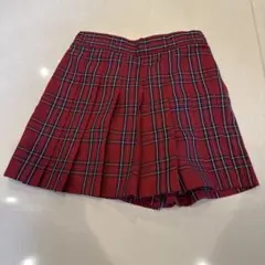 赤と青のチェック柄プリーツスカート