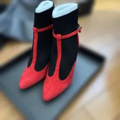 Tストラップソックスブーツ 赤と黒のハイヒールブーツ