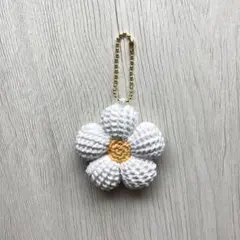 ハンドメイド 編み物 花 チャーム キーホルダー 白 あみぐるみ ⑫