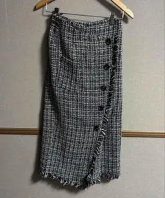 黒と白のツイードタイトスカート